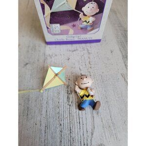 Hallmark going up? Charlie Brown kite ornament Xmas‎ vintage